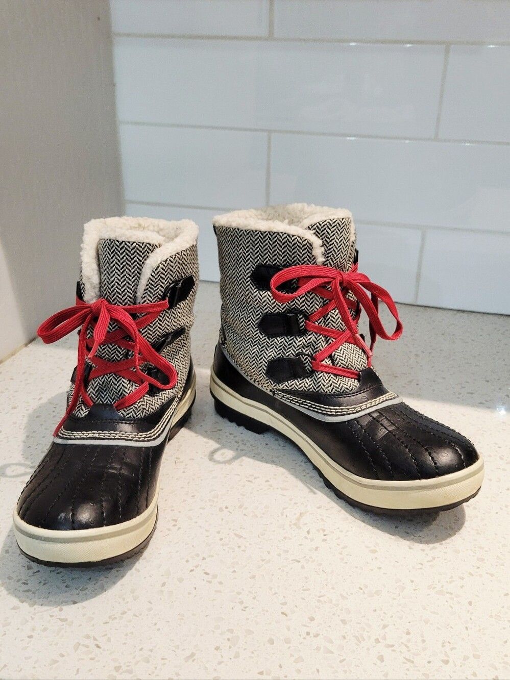 Sorel Tivoli Houndstooth Waterproof Snow Boots Black White Red Women’s Size 8